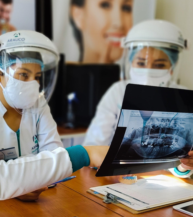 Pantalla del sistema dental ASSILEM mostrando historial clínico y odontograma para clínicas en Perú